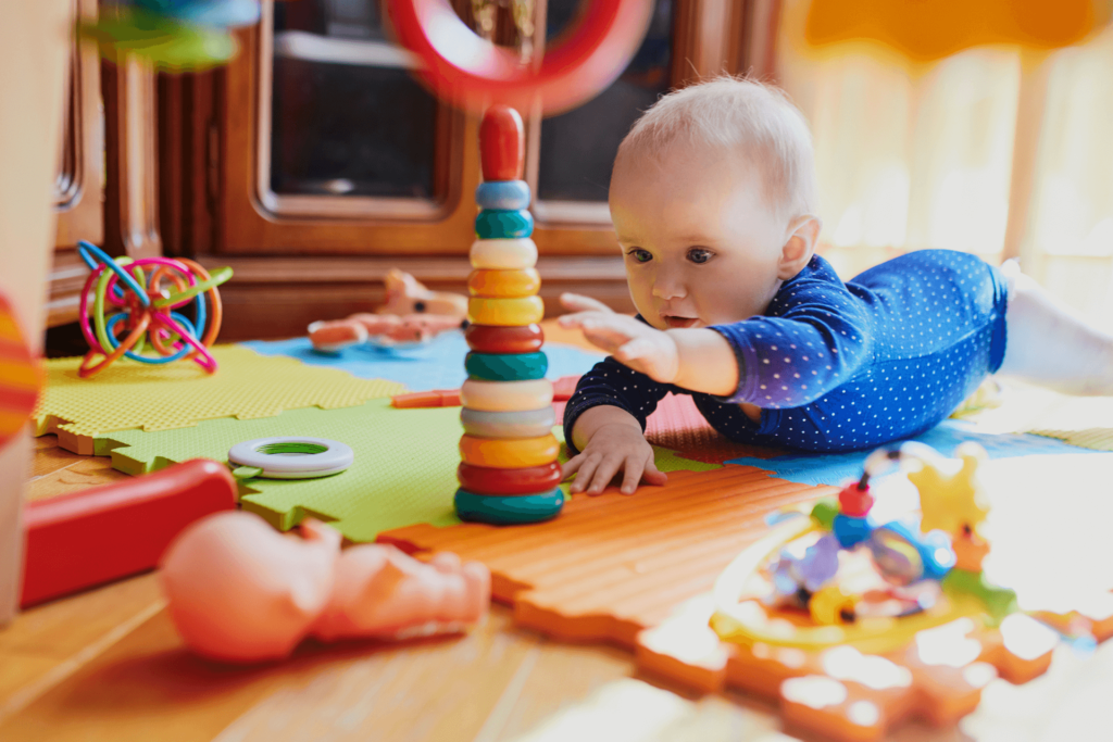 Criança se divertindo com brinquedos. Foto: Reprodução / Canva