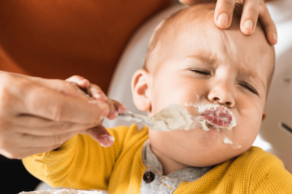 Bebê se recusa a comer durante a Introdução Alimentar. Foto: Reprodução / Canva