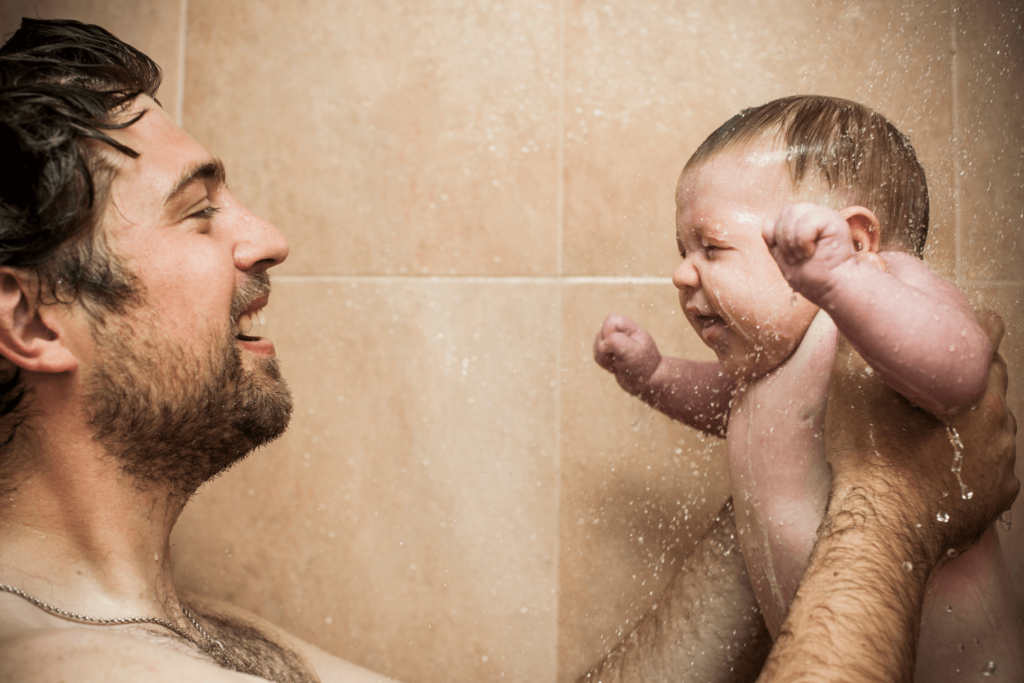 Natação para bebês: Pai tomando banho com seu bebê. Foto: Reprodução / Canva