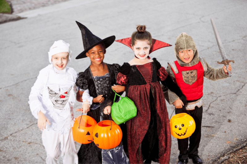 Fantasia de Halloween Infantil Menino Vampiro Curto c/ Capa e Dentadura