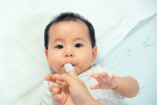 Cuidados com a Boca do Bebê - Uso de Gazes para Higienização