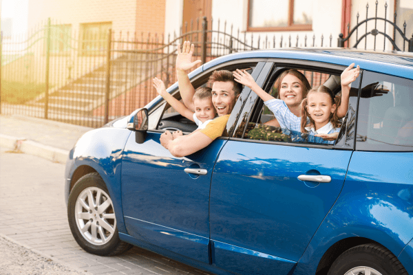 Família no carro preparada para viajar. Foto: Reprodução /  Canva - São Paulo para Crianças